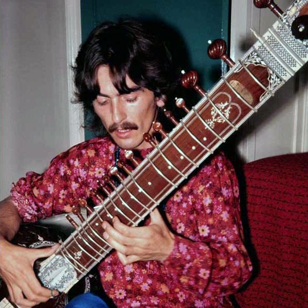 George Harrison tocando "sitar"